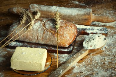 Ekmek ve eklemeler ahşap bir masa üzerinde