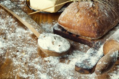 Ekmek ve eklemeler ahşap bir masa üzerinde