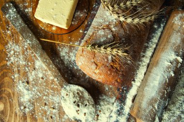 Ekmek ve eklemeler ahşap bir masa üzerinde
