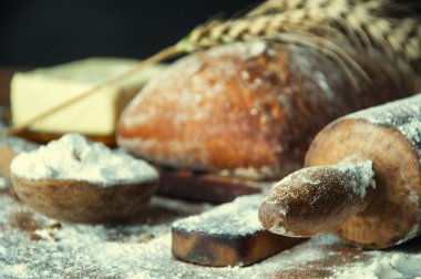 Ekmek ve eklemeler ahşap bir masa üzerinde