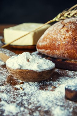 Ekmek ve eklemeler ahşap bir masa üzerinde