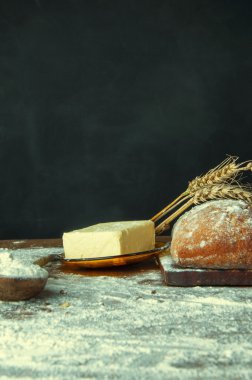 Ekmek ve eklemeler ahşap bir masa üzerinde