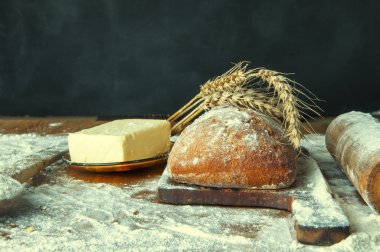Ekmek ve eklemeler ahşap bir masa üzerinde
