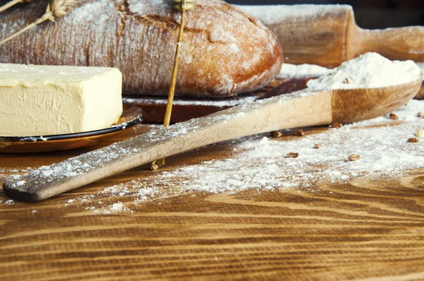 Pão e adições em uma mesa de madeira — Fotografia de Stock