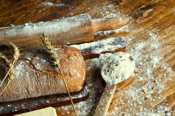 Ekmek ve eklemeler ahşap bir masa üzerinde