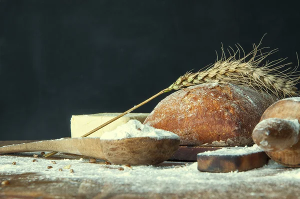 Pão e adições em uma mesa de madeira — Fotografia de Stock