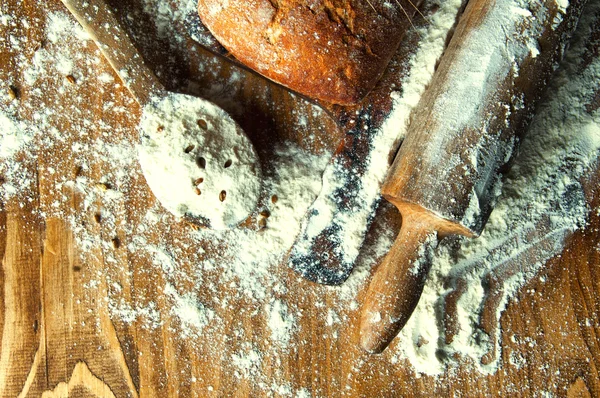 Pão e adições em uma mesa de madeira — Fotografia de Stock