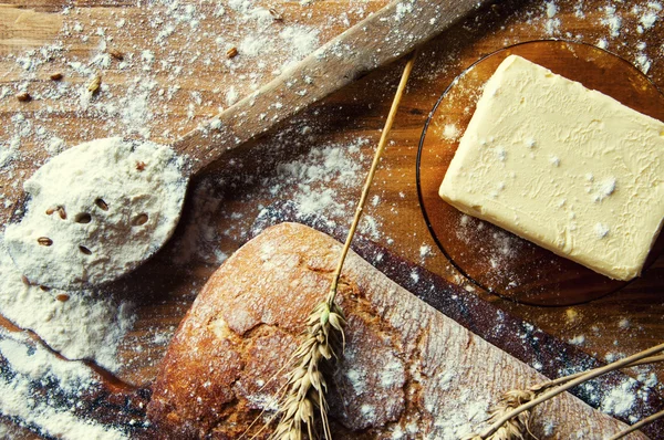 Pão e adições em uma mesa de madeira — Fotografia de Stock