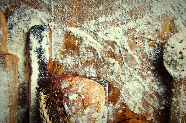 Brot und Beilagen auf einem Holztisch — Stockfoto