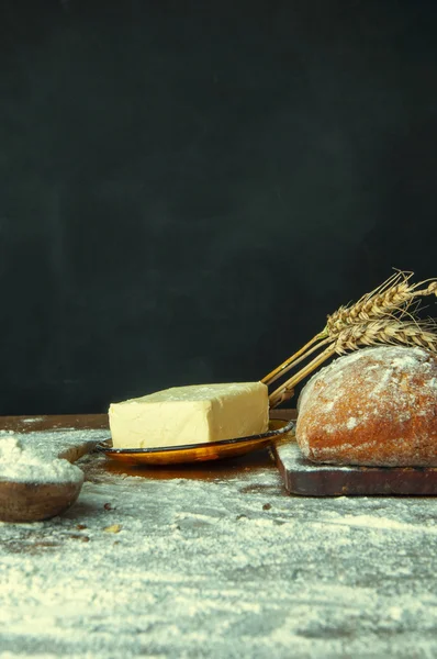 Pão e adições em uma mesa de madeira — Fotografia de Stock