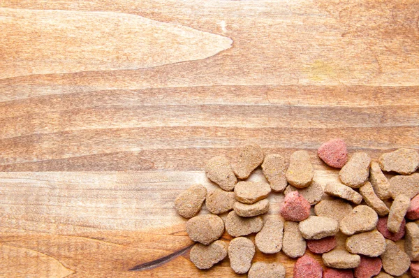 Köpek maması ahşap bir masa üzerinde görüntü