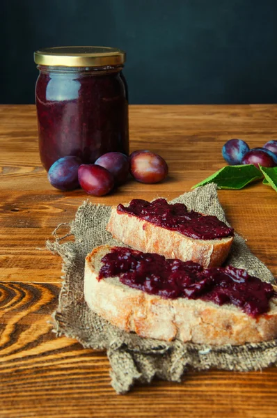 Sandwich with fresh plum jam — Stock Photo, Image