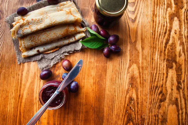 Pfannkuchen und frische Pflaumenmarmelade mit Textfläche — Stockfoto