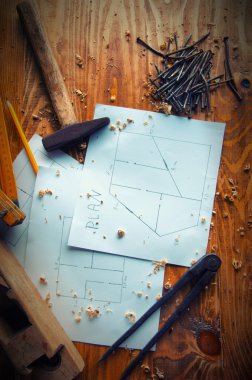 Ekipman marangoz ve ahşap Ahşap backgr üzerinde inşa etmeyi planlıyor