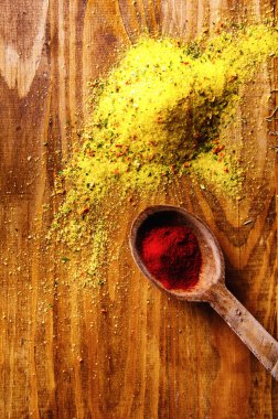 ahşap zemin üzerine baharat