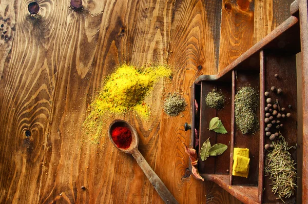 Spices lying on a small cabinet, view from the top — Stock Photo, Image