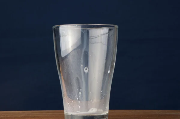Melk og tomt glass. Trebord – stockfoto