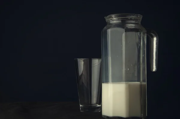 Milch auf dunklem Hintergrund — Stockfoto