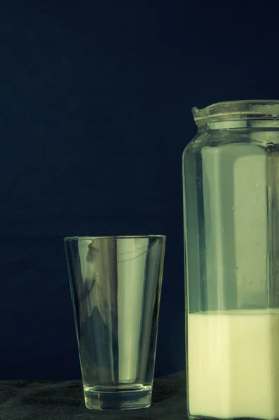 Milch auf dunklem Hintergrund — Stockfoto