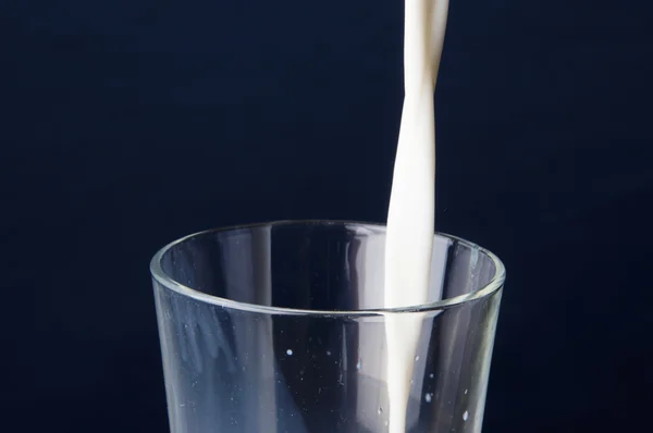 Versando il latte in un bicchiere — Foto Stock