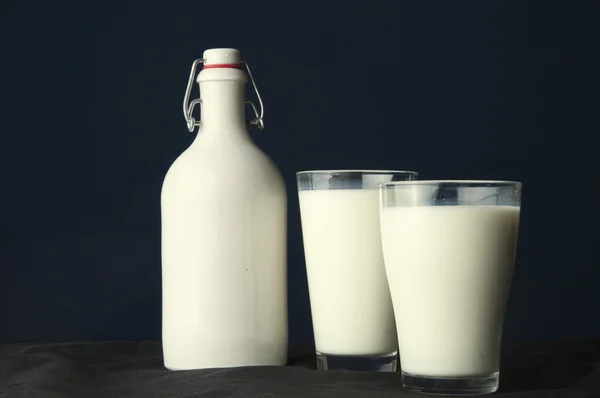 Milch auf dunklem Hintergrund — Stockfoto