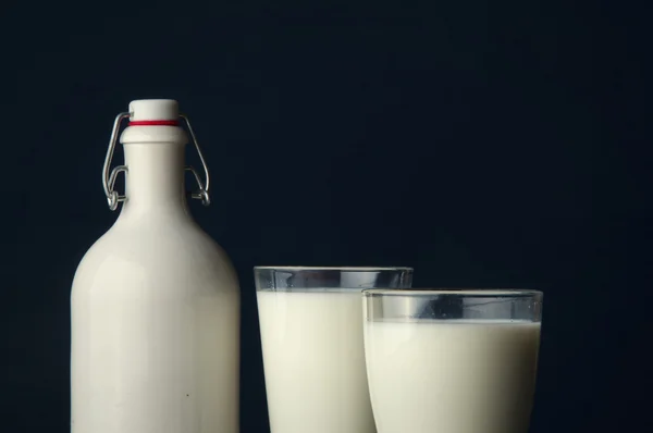 Milch auf dunklem Hintergrund — Stockfoto