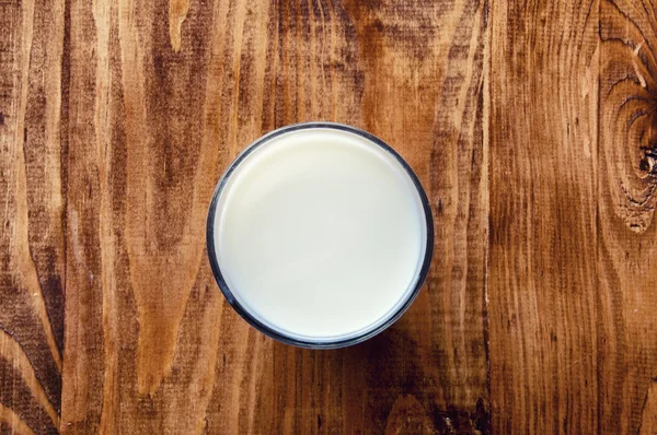 Mleko na drewnianym stole — Zdjęcie stockowe