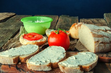 Frenk soğanı ahşap arka plan ile krem peynirli sandviç.