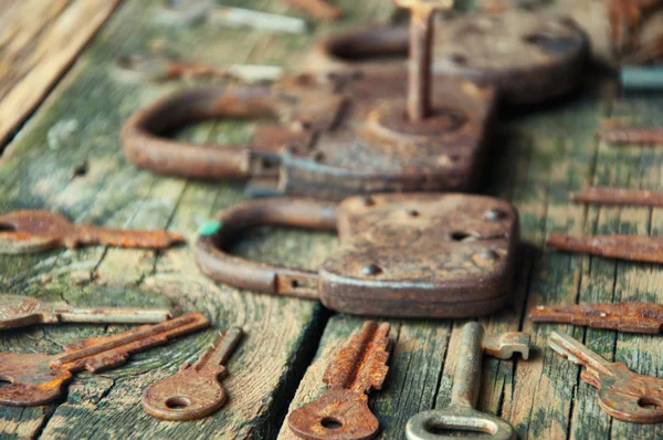 Cadeado velho e chaves no fundo de madeira — Fotografia de Stock
