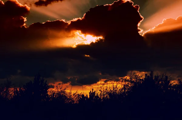 Bulutların arkasından ışık — Stok fotoğraf