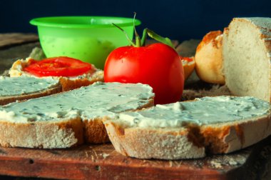 Frenk soğanı ahşap arka plan ile krem peynirli sandviç.