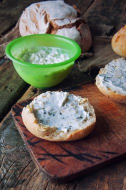 Frenk soğanı ahşap arka plan ile krem peynirli sandviç.