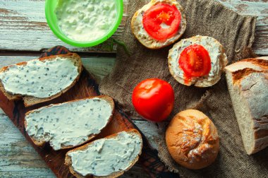 Frenk soğanı ahşap beyaz arka plan ile krem peynirli sandviç