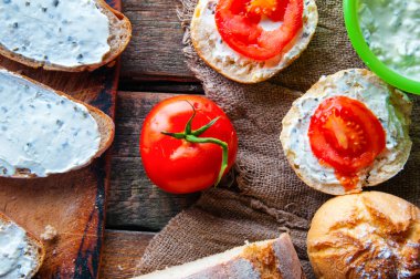 Frenk soğanı ahşap arka plan ile krem peynirli sandviç. Kaynak