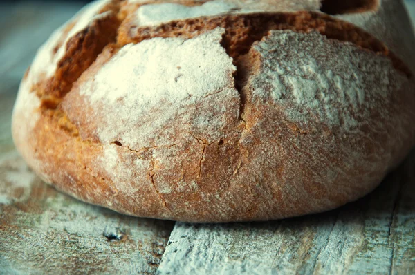 Pão em uma mesa branca de madeira — Fotografia de Stock