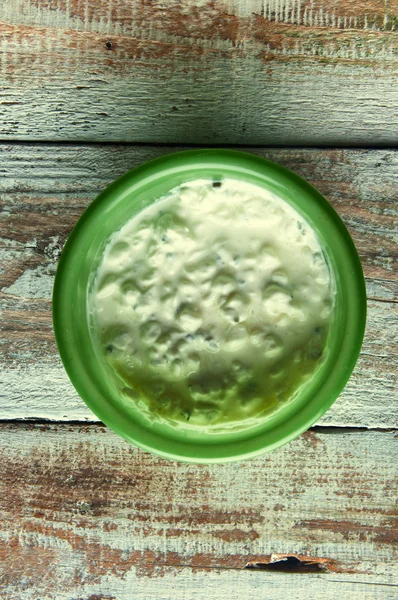 Cottage cheese in a bowl from above on a wooden table — Stock Photo, Image