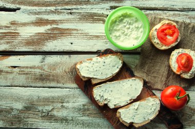 Frenk soğanı ahşap beyaz arka plan ile krem peynirli sandviç