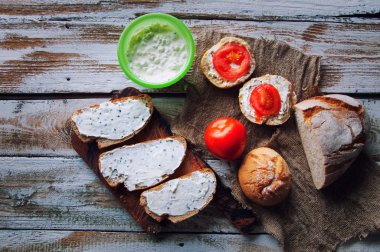 Frenk soğanı ahşap beyaz arka plan ile krem peynirli sandviç