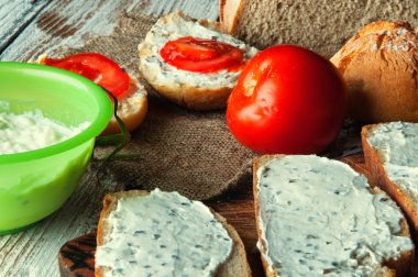 Frenk soğanı ahşap beyaz arka plan ile krem peynirli sandviç