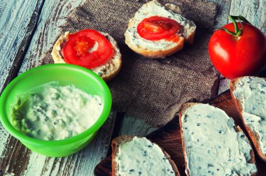 Frenk soğanı ahşap beyaz arka plan ile krem peynirli sandviç