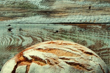 Ahşap beyaz masada ekmek