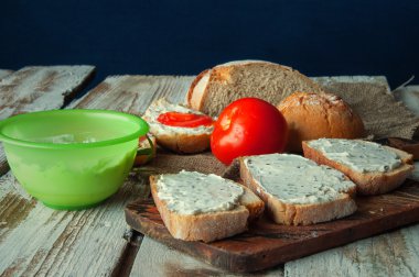 Frenk soğanı ahşap beyaz arka plan ile krem peynirli sandviç