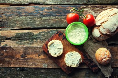 Frenk soğanı ahşap arka plan ile krem peynirli sandviç.