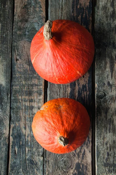 Calabazas sobre una vieja mesa de madera — Foto de Stock