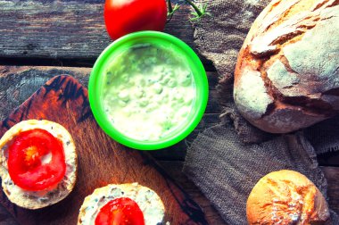 Frenk soğanı ahşap arka plan ile krem peynirli sandviç.