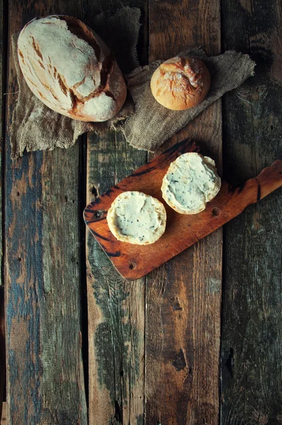 Sanduíches com queijo creme com cebolinha fundo de madeira . — Fotografia de Stock