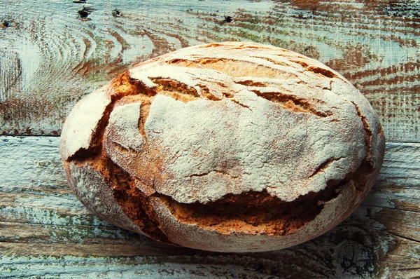 Pão em uma mesa branca de madeira de cima — Fotografia de Stock
