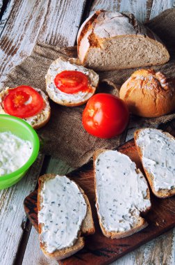 Frenk soğanı ahşap beyaz arka plan ile krem peynirli sandviç