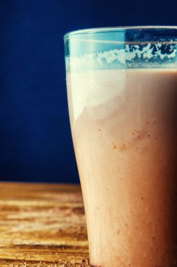 Ahşap zemin üzerine çikolata bir bardak