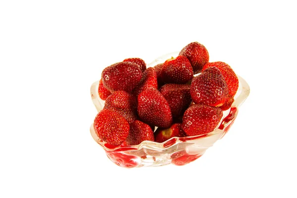 Fresas en jarrón sobre fondo blanco — Foto de Stock